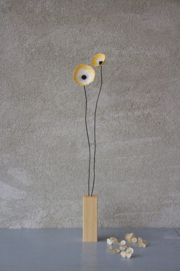 Fiori gialli base in legno