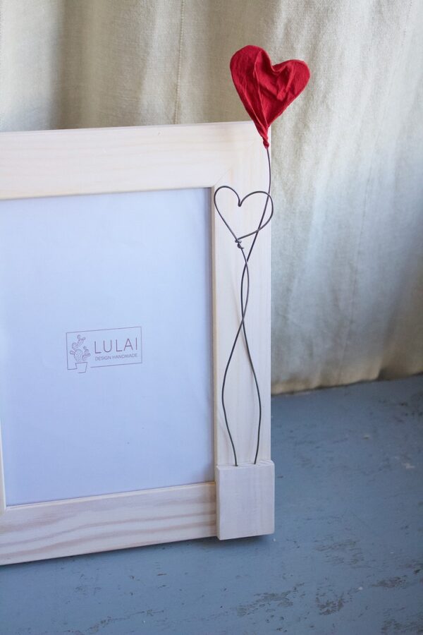 Cornici innamorate in legno chiaro - immagine 2