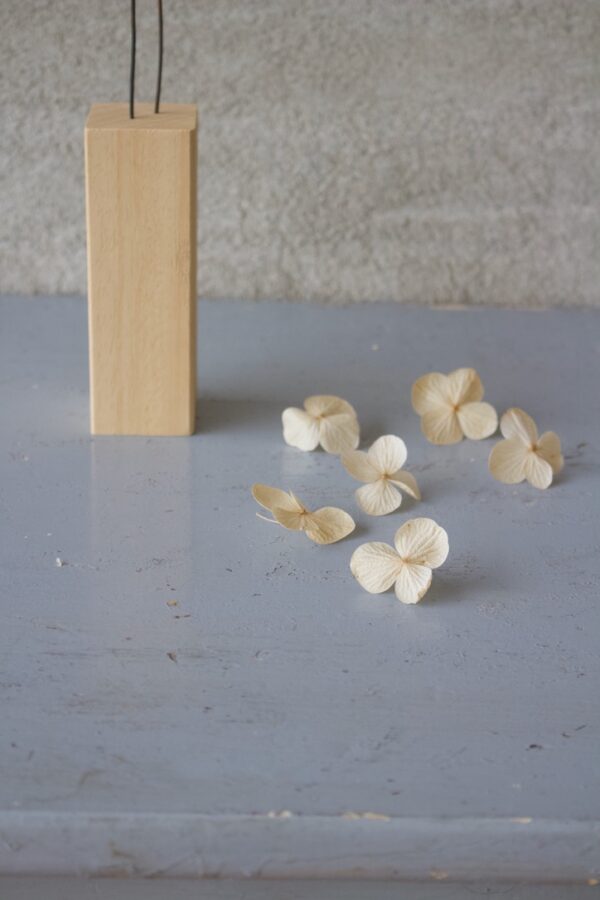 Fiori arancio con base in legno - immagine 2