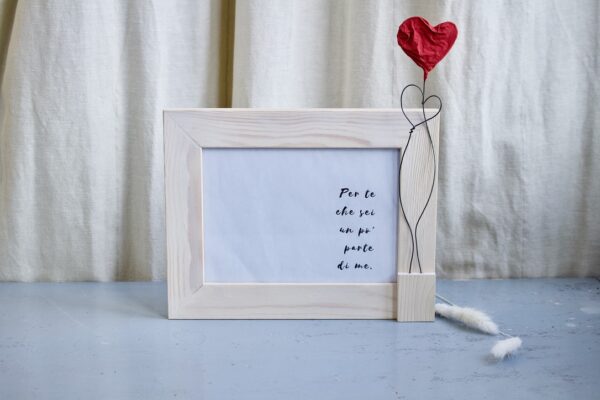 Cornici innamorate in legno chiaro - immagine 4