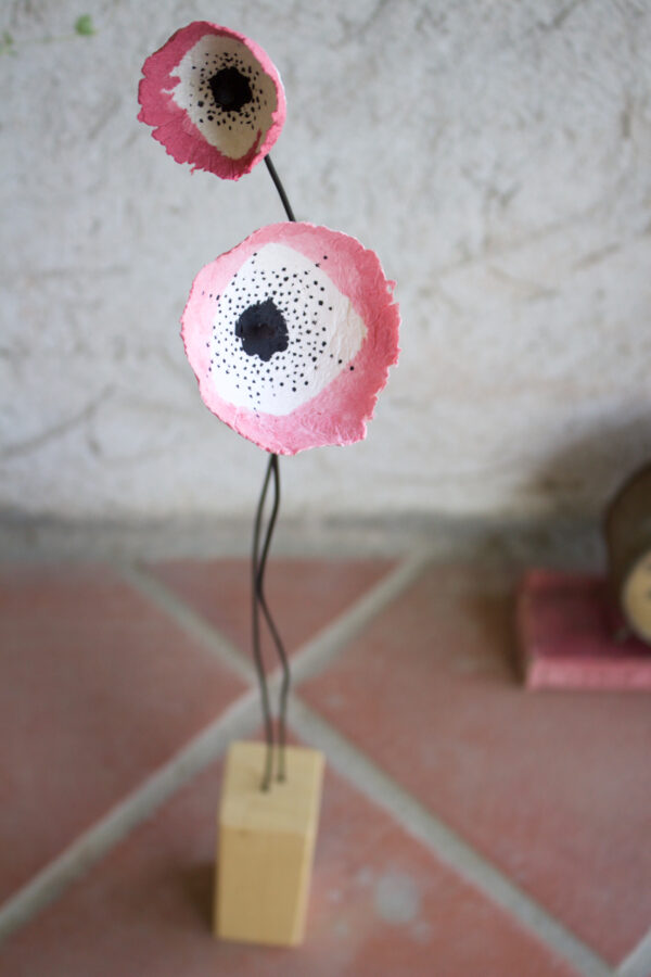 Fiori rosa con base in legno - immagine 4
