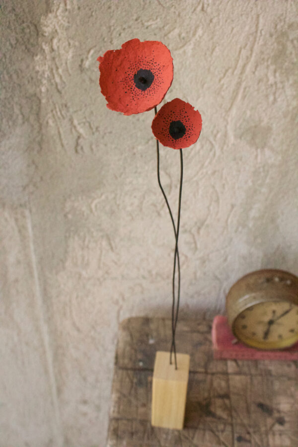 Fiori arancio con base in legno - immagine 6