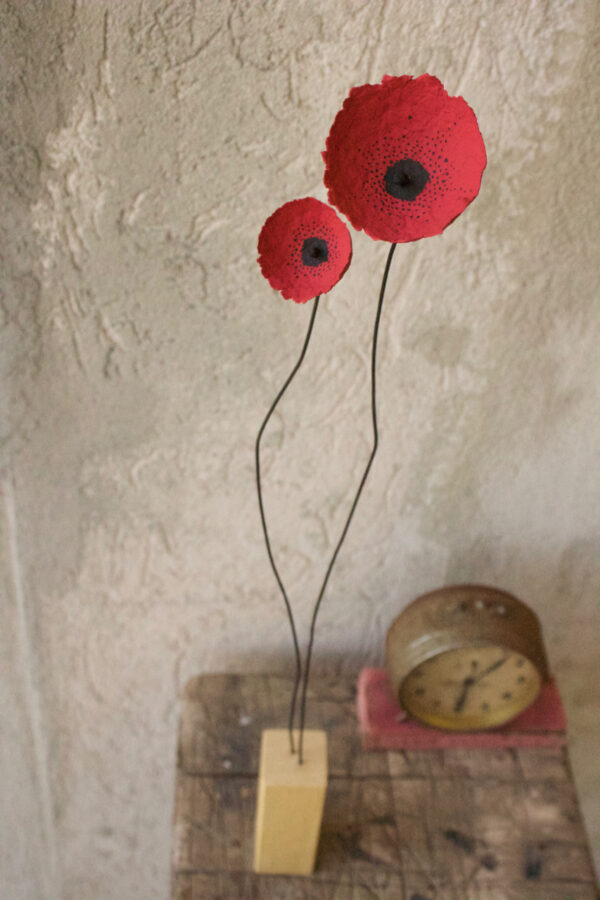 Fiori rossi con base in legno - immagine 3