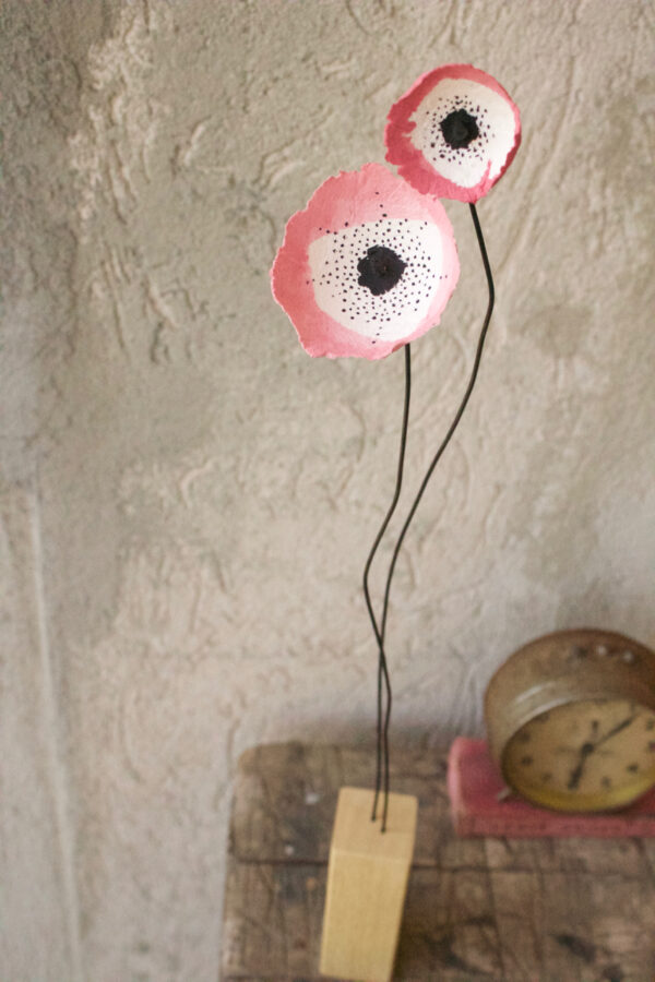 Fiori rosa con base in legno - immagine 2