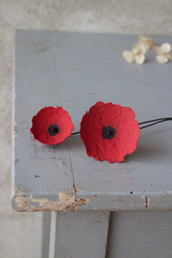 Fiori rossi con base in legno - immagine 2