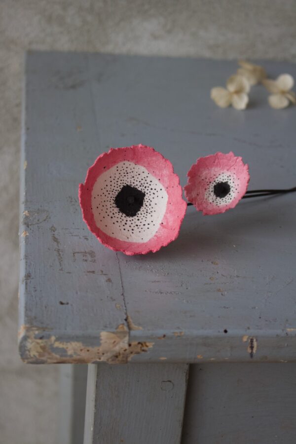 Fiori rosa con base in legno - immagine 3
