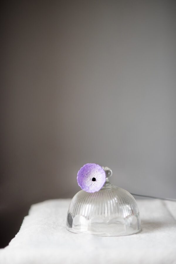 Fiore violetto con base in legno - immagine 3