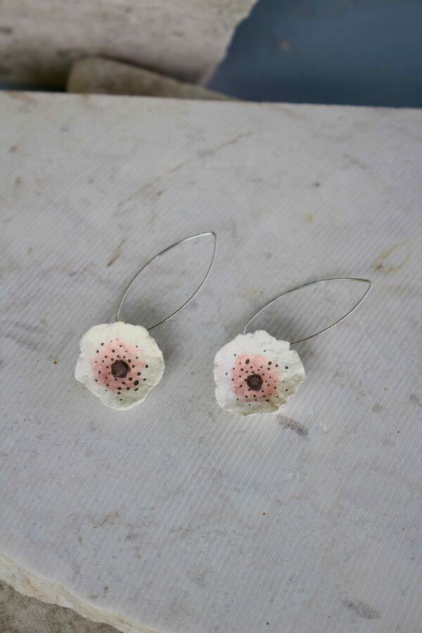 Orecchini con fiore panna - immagine 2