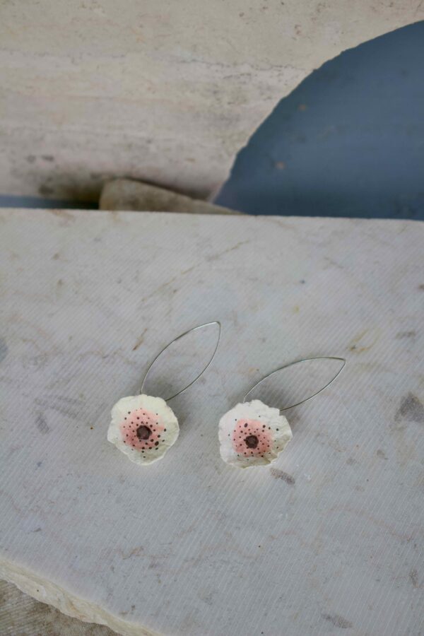 Orecchini con fiore panna