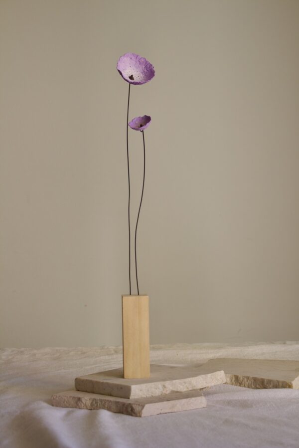 Fiore violetto con base in legno - immagine 4