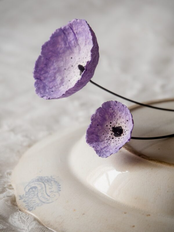 Fiore violetto con base in legno - immagine 2